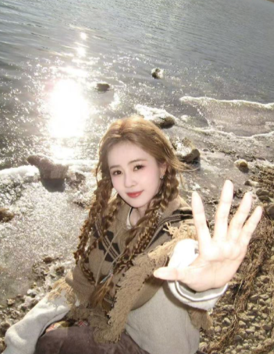 白鹿这状态也太顶了，侧麻花造型尽显灵动本色，妥妥的明媚姐姐朝你走来的既视感 ​​