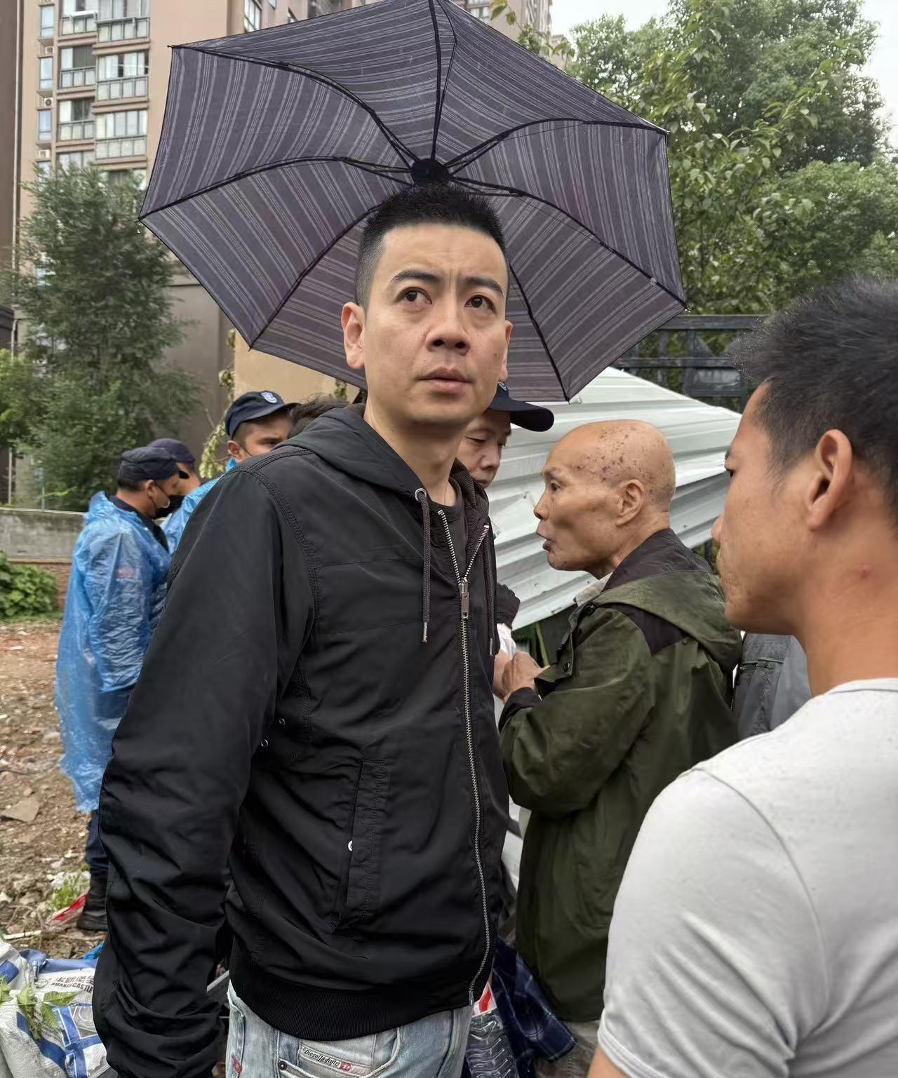 武汉硚口区古乐路刚刚发生激烈冲突。
住附近小区的居民与一加油站工地维保人员发生冲