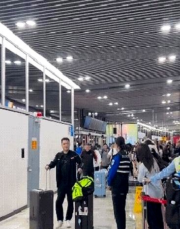 国乒抵达澳门，这排场，妥妥的巨星出巡！ 可是，总教练却玩起了“躲猫猫”。出发时明
