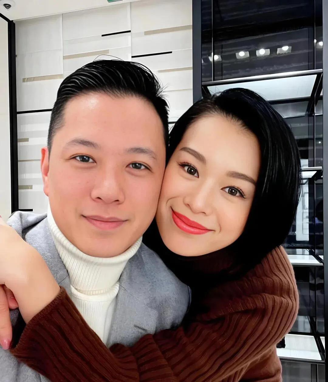 胡杏儿，
为什么不离婚？
不是因为面子，也不是因为票子，而是为了她3个儿子。
胡
