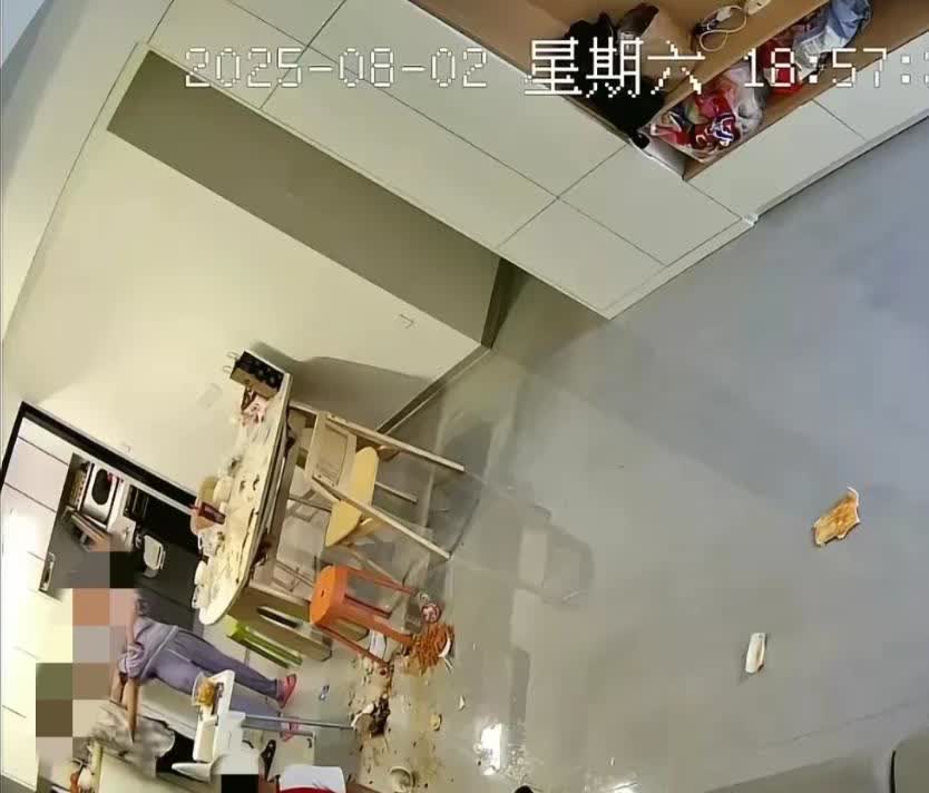 因为侄子来姑姑家过暑假，多吃了两个鸡蛋，丈夫埋怨了17分钟，女子情绪崩溃，掀倒了