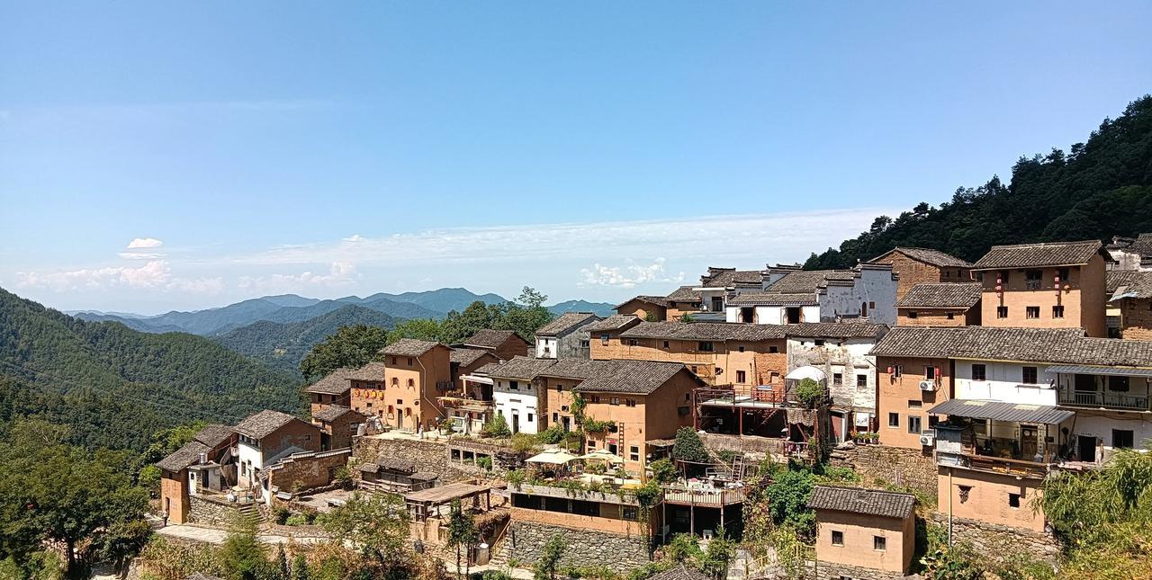 阳产土楼，堪称是皖南山区民居的一部史书。
        阳产村，位于皖南黄山歙