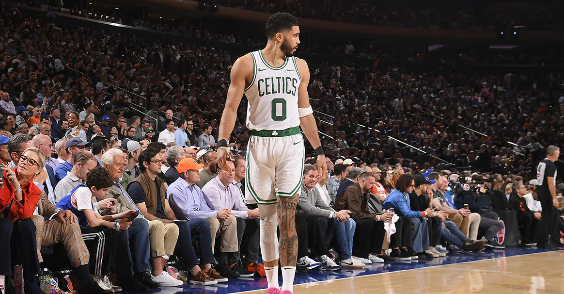 NBA季后赛继续进行，波士顿凯尔特人客场挑战纽约尼克斯G4进行到第四节，绿军当家