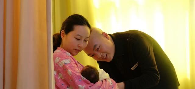 辛柏青4月被问朱媛媛，2秒停顿催泪回应：娱乐圈最干净的爱情故事