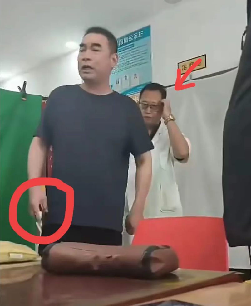 碰瓷老中医的男子正脸曝光！
看起来牛高马大的，怎么可能被指甲掐一下就受伤，终于知