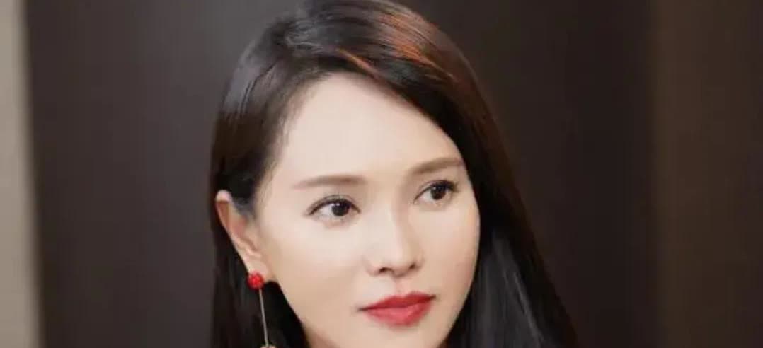 娱乐圈最近炸出了一条让人笑到喷饭的冷知识，56岁的萨日娜老师幽幽吐槽：伊能静比我