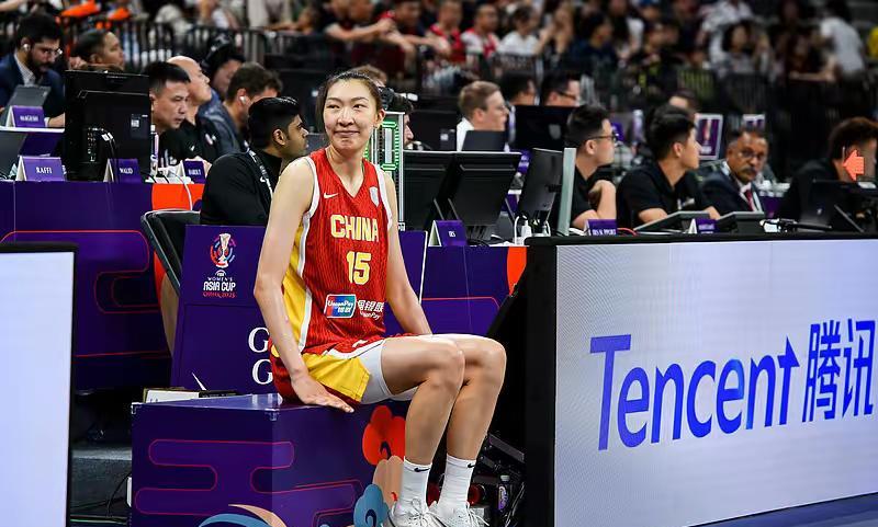 韩旭绝对对得起中国女篮！
大前天晚上，女篮韩旭泪洒赛后发布会！
当时记者问她一个