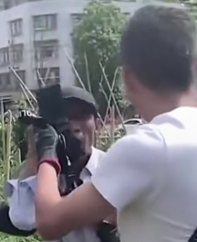 今天大街上看到抓人的便衣警察，抓人前亮明了自己的身份，随后给嫌疑人戴上手铐带走。
