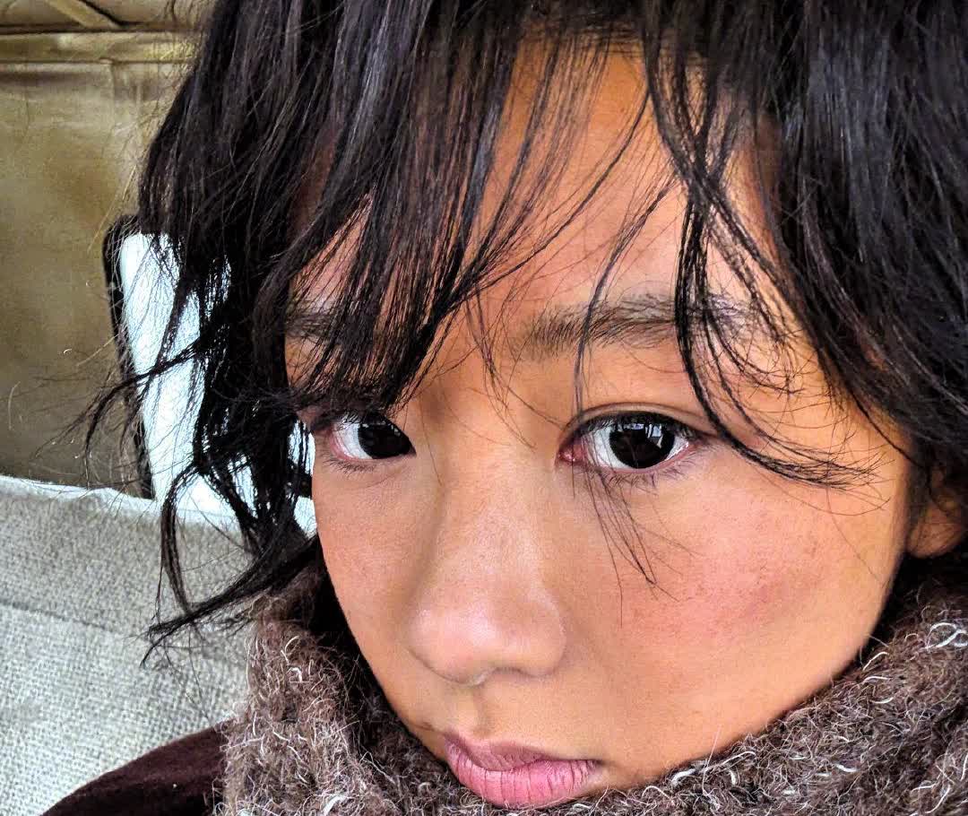 杨紫，
可能也意识到自身的问题了！

这脸是化妆，还是真晒的啊？如果是为了
