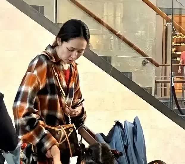 郭碧婷和向佐真是太般配了，结婚前都是冷艳美人，一个硬汉不可靠近。结婚后二人这也是
