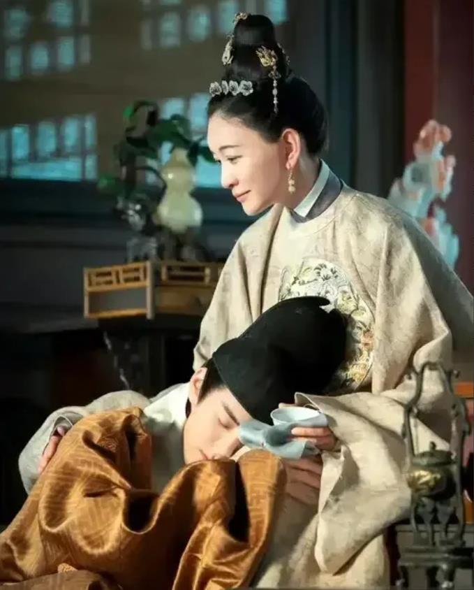 1464年，寝宫内，18岁明宪宗朱见深正抱着35岁的“保姆”玩乐。突然，他瞥见她