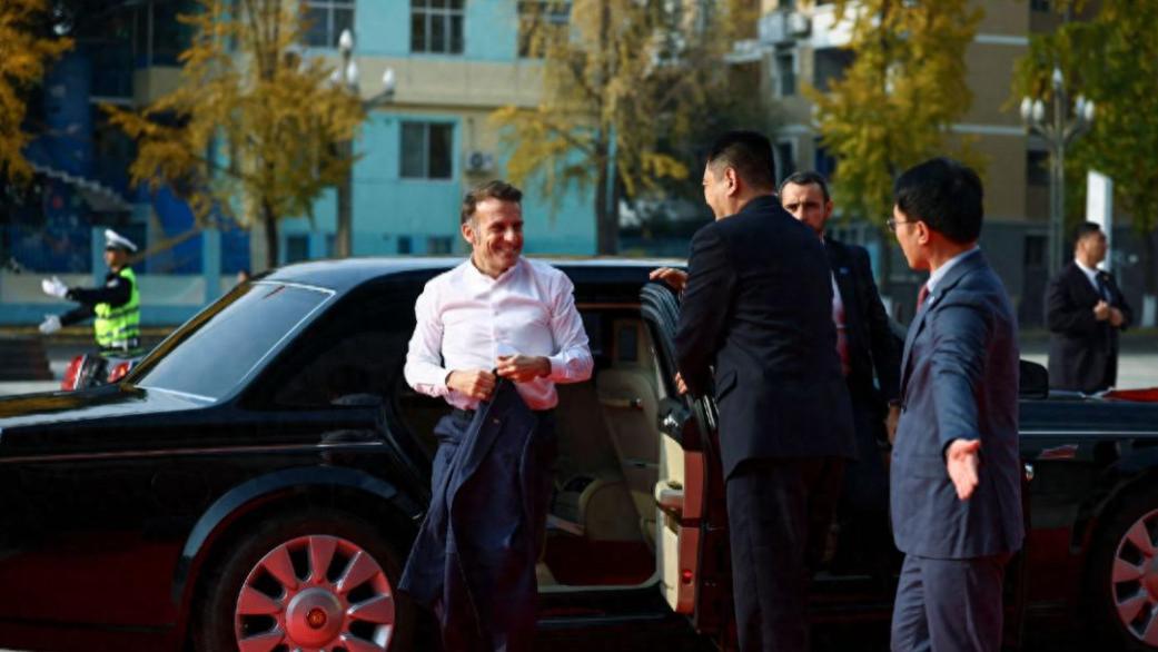 被马克龙亲吻额头的小姑娘火啦！小姑娘长得眉目清秀，表情很淡定