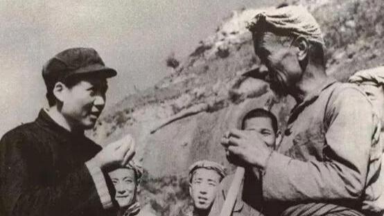 毛主席有多亲民？路过麦田便去与农民交谈，看到池塘水不卫生就亲自去挖井！