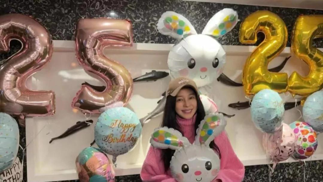 50岁徐若瑄晒庆生照，患癌恢复情况引热议！9岁儿子正脸曝光，居然都这么高了