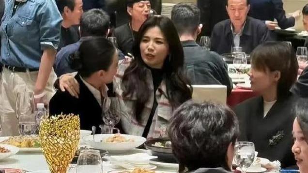 金树林晚宴现场，宋佳酒杯见底，刘涛坐其腿上热聊满满微醺感