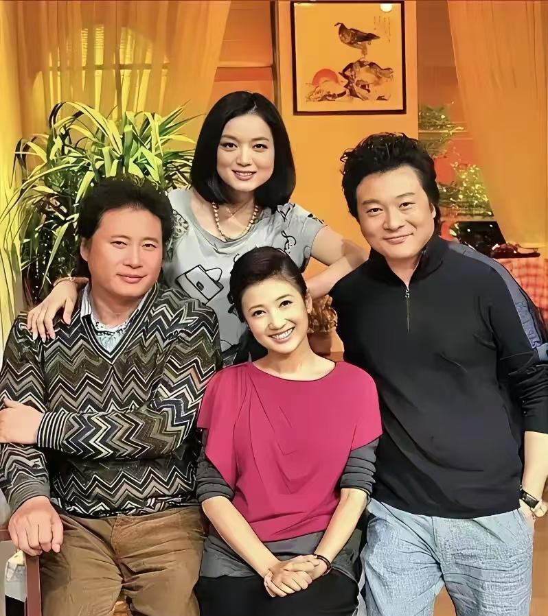 著名节目主持人春妮和三位音乐人合影，这三位音乐人是谁呢？一说他们的代表作品，歌迷