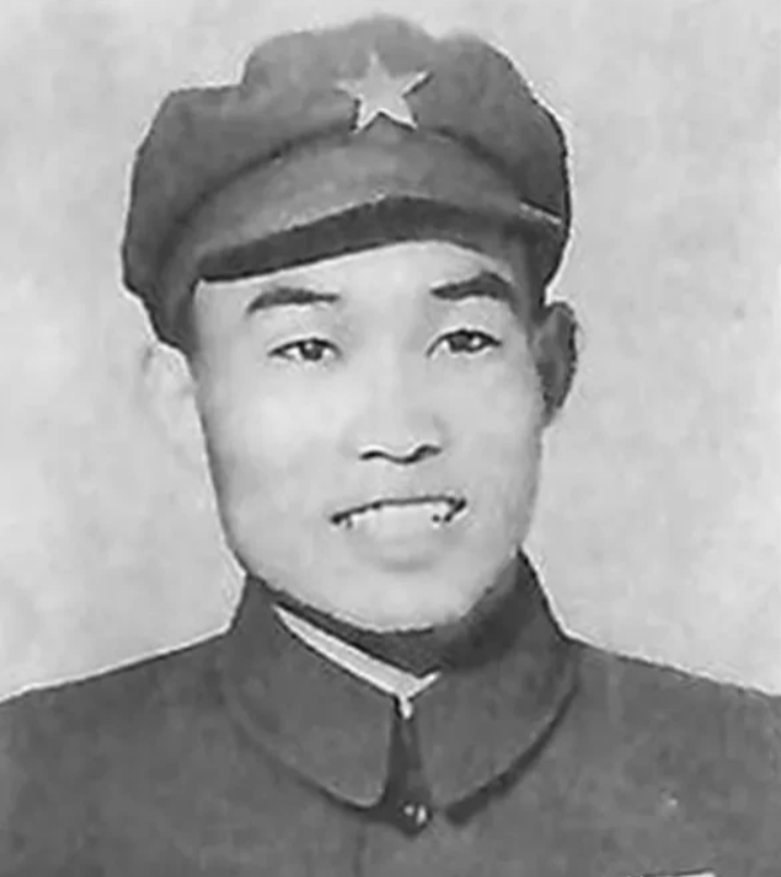 1939年5月，山西万荣，一个地主家的儿子正在吃着碗里的肥肉，一边嚼一边对家里的