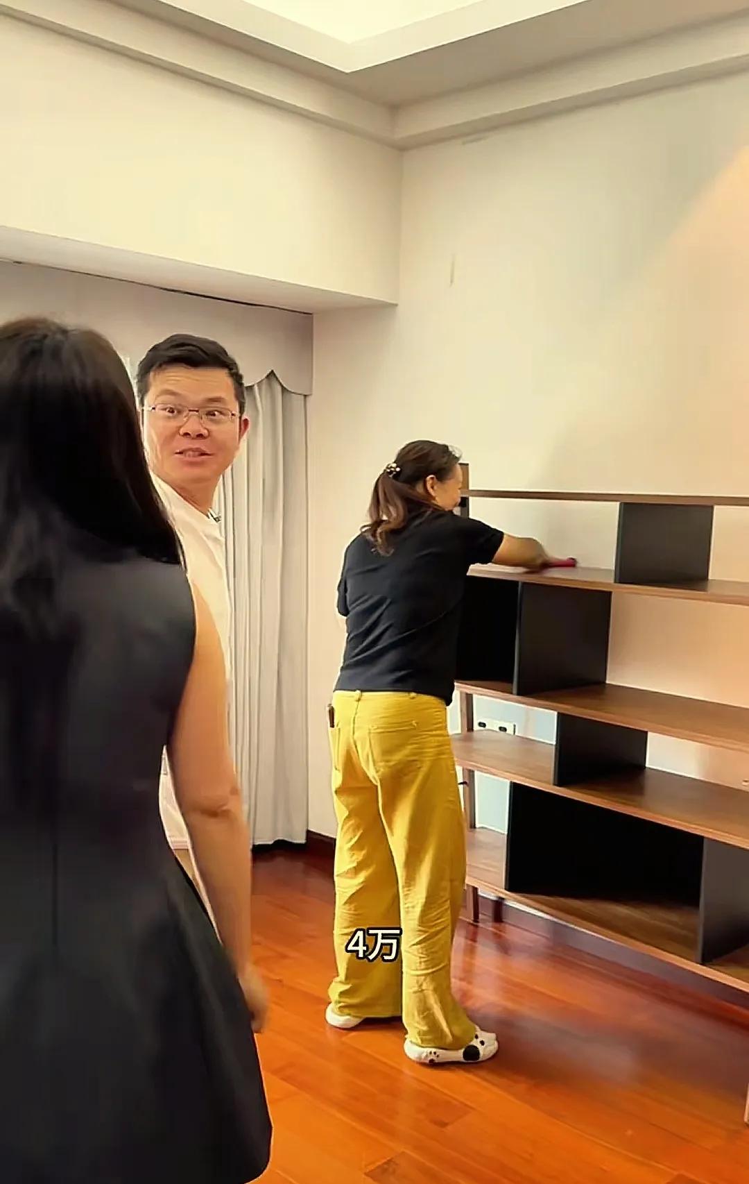 难怪金哥妈妈说小凤乱花钱，两个书架、一张桌子竟花费了四万元！



金哥得知这个