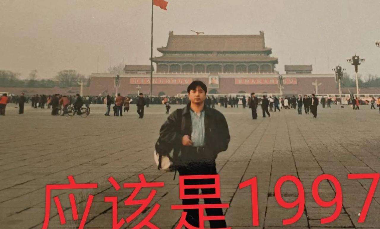 照片是那年从广东中山市坦洲镇，三菱重工汽车喇叭用纸，辞去翻译回来，途径京城在天安