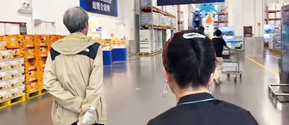你这样说好像我爸妈很可怜，可是我走南闯北也没见过比我爸妈活的更自在潇洒的人了，多