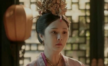 1582年，万历帝正在床上修炼道士给他留下的功法，突然一位宫女哭哭啼啼地跑到了他