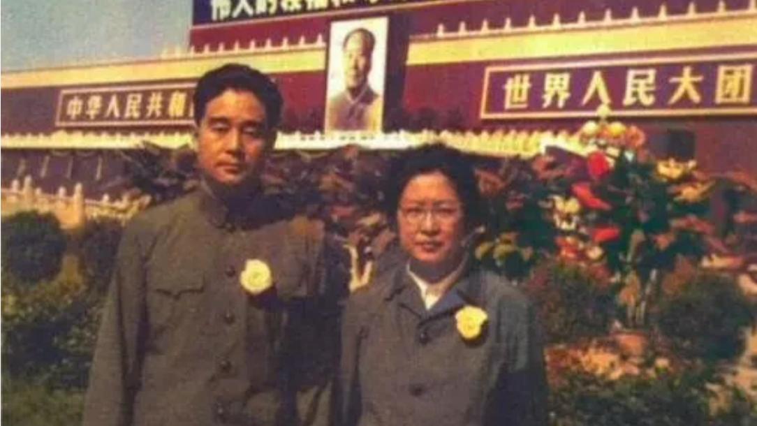 1976年，李敏和孔令华站在天安门毛主席遗像前，二人表情肃穆，眼中满是哀伤