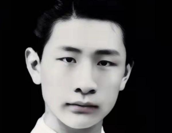 1940年熟睡中的冯运修，突然感觉家里被日军包围，他从枕头下摸出手枪，悄悄走到厨