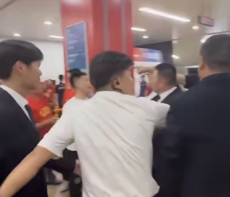 广厦球迷输急眼了，赛后殴打了北京队工作人员，一个穿着广厦红色球衣的球迷赛后在体育
