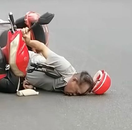 让人寒心啊!骑电瓶车摔倒的老人，来来往往那么多人，就是没人敢扶，也没人敢打电话，