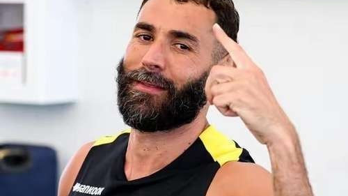 白胡子秃头顶！37岁本泽马断崖式衰老，网友：看起来像67岁老头