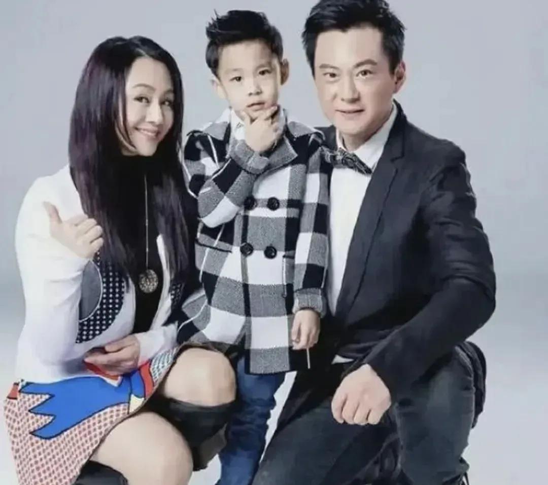 原来在婚姻这条路上，曹颖是一点也不想着嫁富商，或者选择有钱人呢。很多人都知道主持