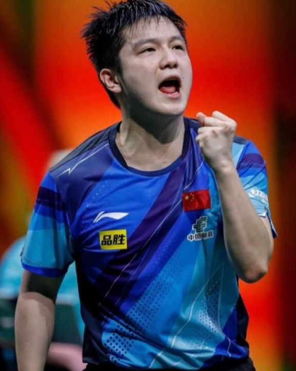 国际奥委会重温樊振东巴黎奥运男单夺冠时刻，配文赞其 “意志突破极限”。他顶住压力