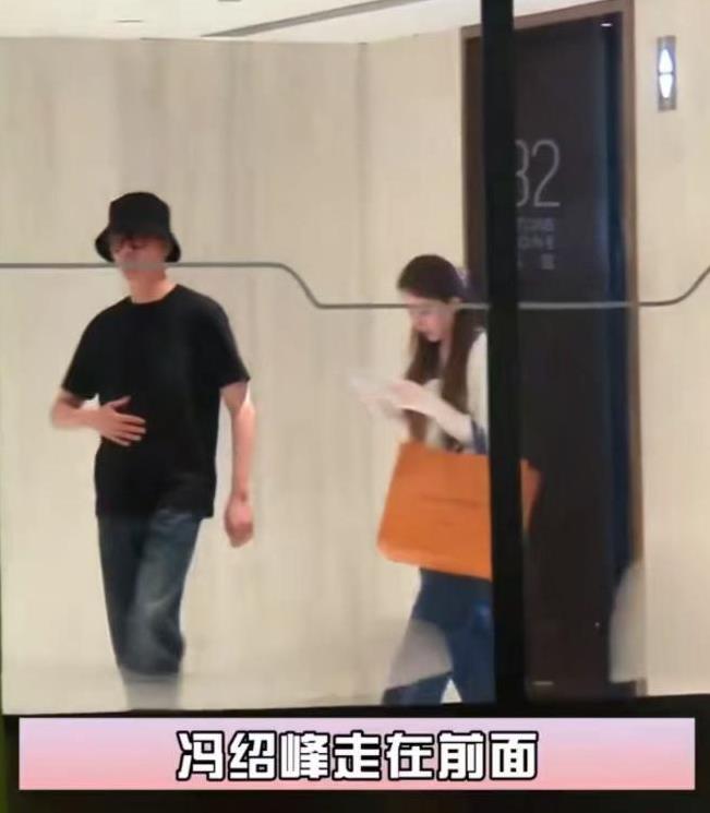 冯绍峰携女友逛街，女友手提战利品跟他身后，网友扒出她真实身份
冯绍峰再度因为私下