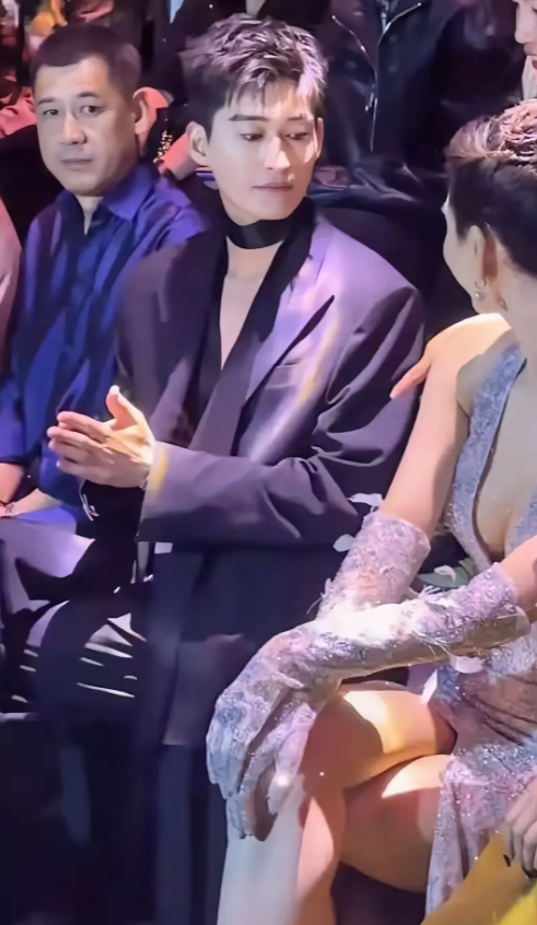 张翰也忍不住也忍不住看两眼的银色礼服。这女孩是谁？

出现在众多明星大腕中间的女