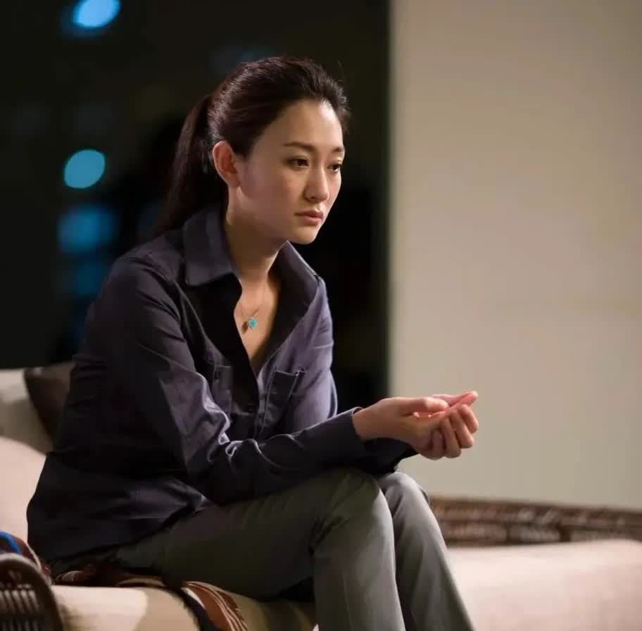 演员李小冉表情严肃，穿着高跟鞋坐在沙发上，不知在想什么！
如今她也已经50岁了