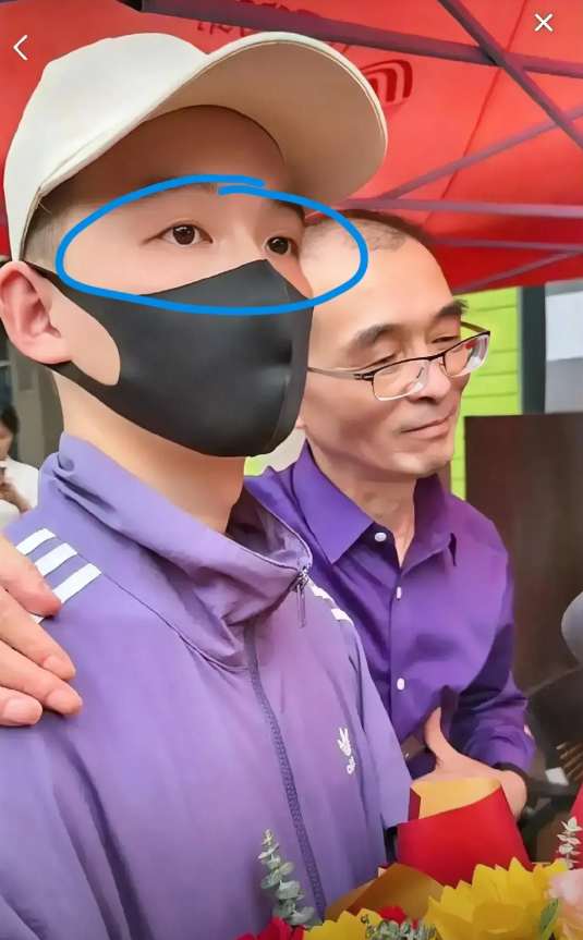 谢浩男真是个纯爷们，
见到失散24的亲生父亲说道：
我选择回家，是因为你才是我的