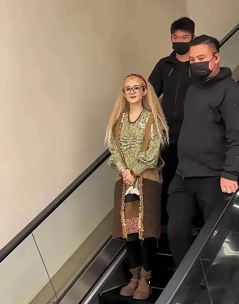 赵丽颖，你这样我真的有点害怕！
不是害怕你美貌不再
也不是害怕你失去粉丝，而是我