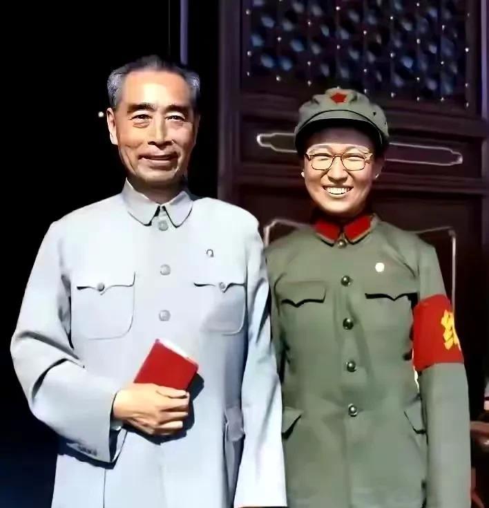 上世纪六十年代，在天安门城楼上，周总理与李讷留下了珍贵合影，照片中展现出的亲切氛