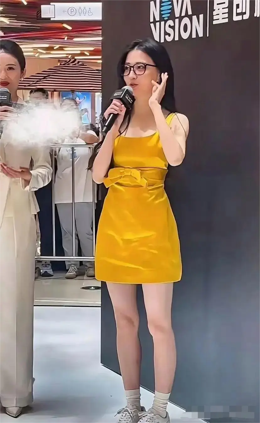 徐璐把脏脏鞋换成高跟鞋，会更合适一点吧？