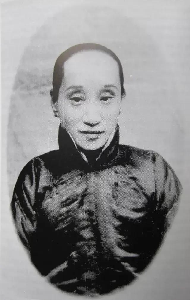 1906年，鲁迅在绍兴老家娶妻。喜轿落下，新娘子伸出脚来准备落轿，没想到脚还没沾