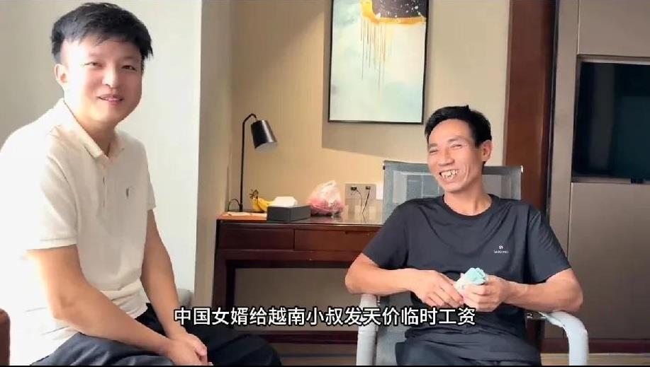 小松今天更新的视频，竟然是给越南小叔发工资！
其实，这回小叔来中国，既没帮忙直播