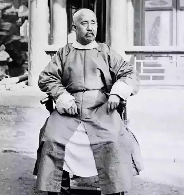 1865年，晚清名将僧格林沁身负重伤，躲在麦田里瑟瑟发抖。突然一个16岁的捻军小