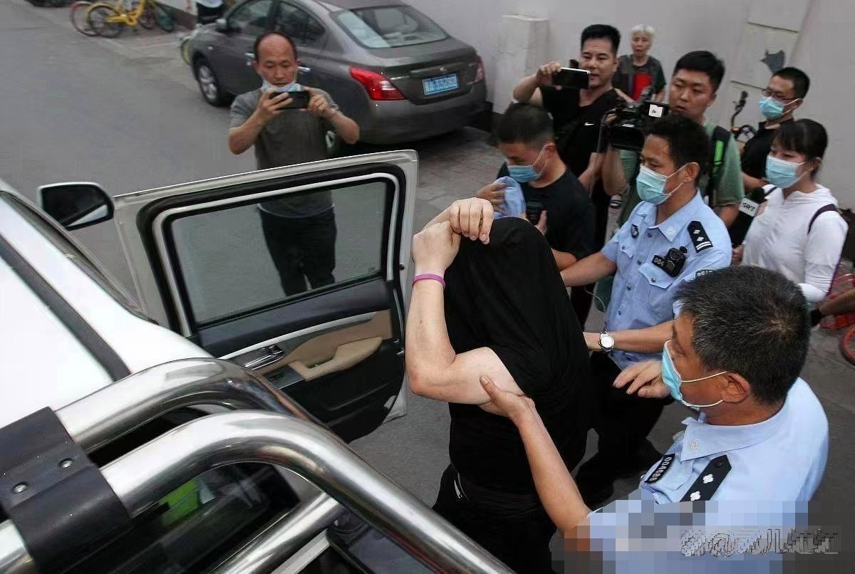 甲：你听说了吗？上海出了件让人超无语的事儿！一女子在家看电视，丈夫在厨房做饭，1