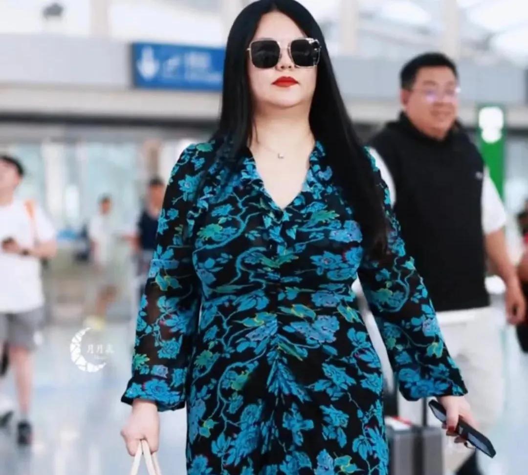 李湘带闺女暑期度假归来，身穿“大花裙”亮相机场，那气场简直太强大啦！
这让我不禁