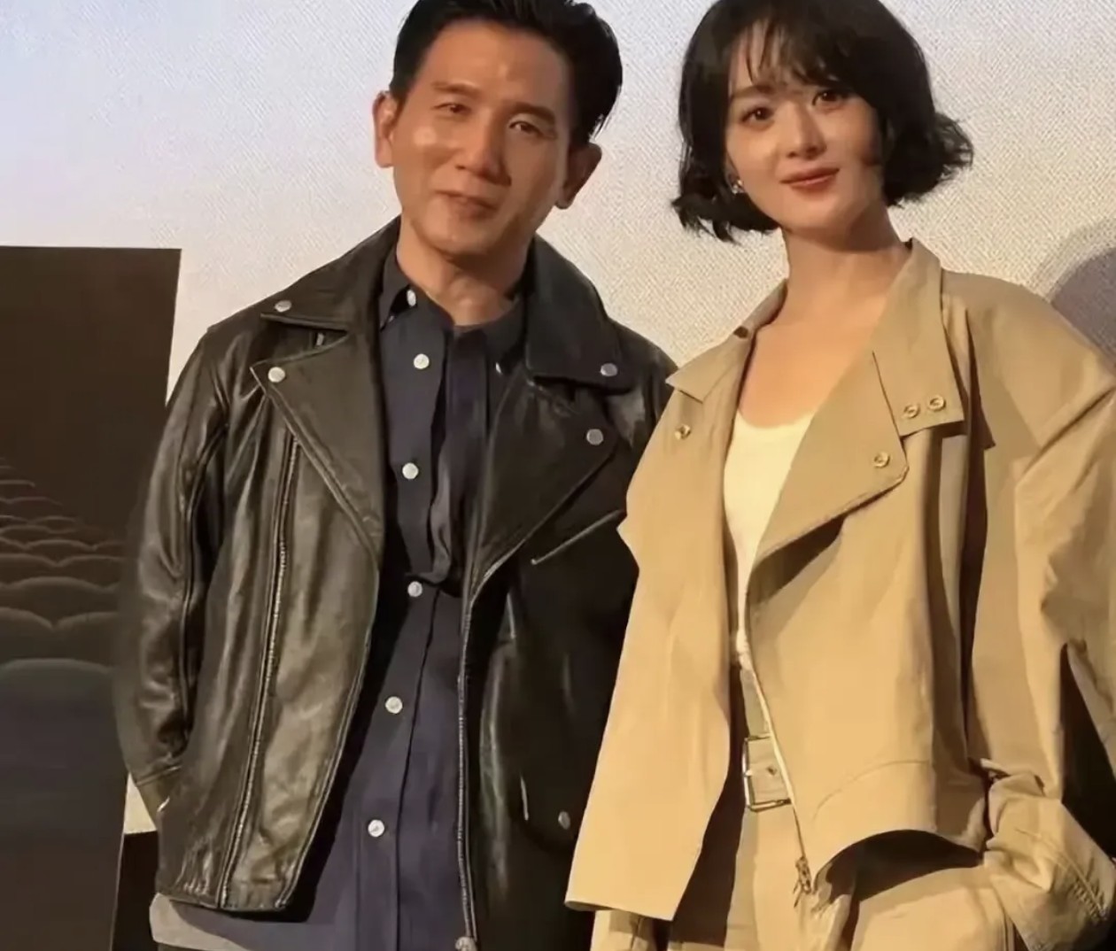 赵丽颖被拍到和赵德胤同进出小区，两人关系引发猜测。粉丝忙着澄清却拉其他艺人下水，