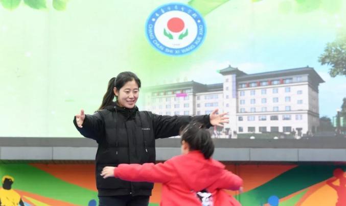 “太感人了！”2010年，吉林长春，课间操的时候，一位女老师注意到操场上有个6岁