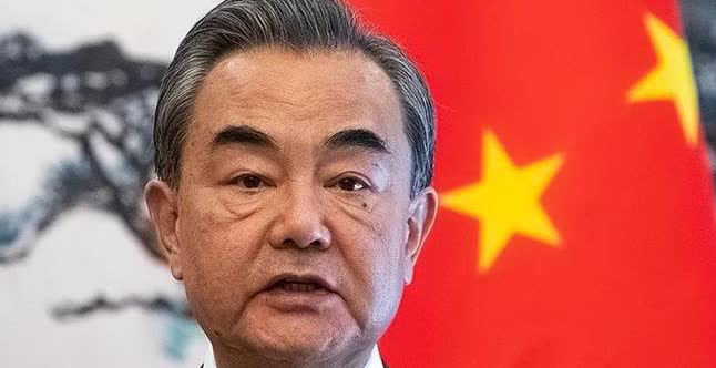 -中方准备迎战，美逼中国缴罚金，开口价就是1750亿，王毅反将一军！
 
美
