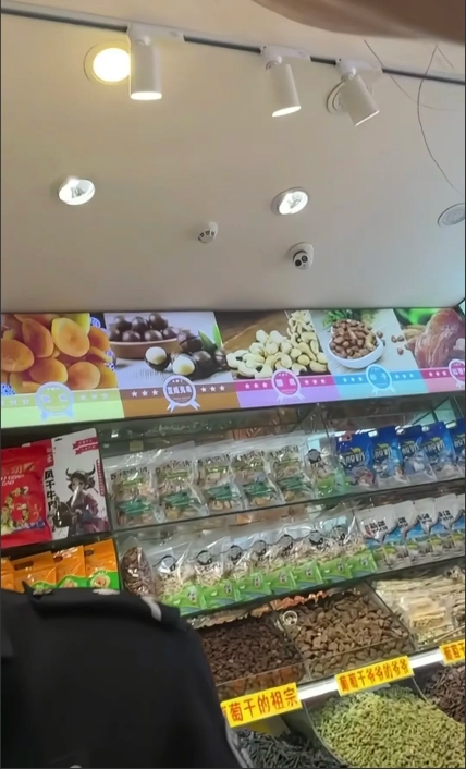 女子称在新疆干果店消费9800元后感觉被欺骗，要求退货被拒绝。

近日，新疆乌鲁