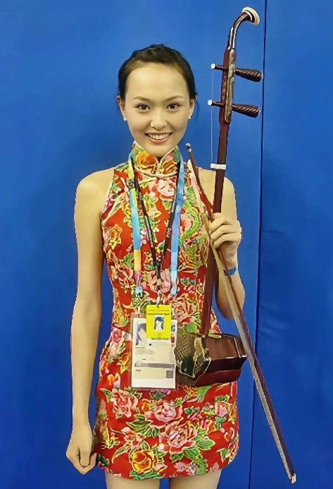 高中时唐嫣颜值就已经长定型了
就是天庭太阔，头发往后一梳，发际线很高，显得发量稀
