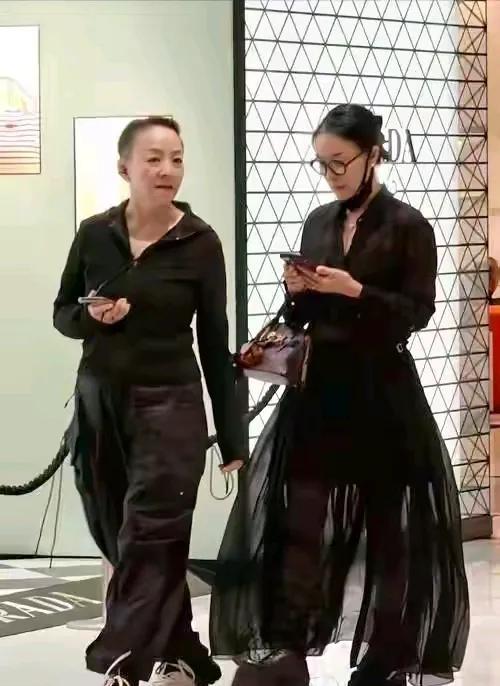 那英宋丹丹同框凹造型。两个人都是一身黑色装扮，有款有型感觉都好酷！特别是那英那姐